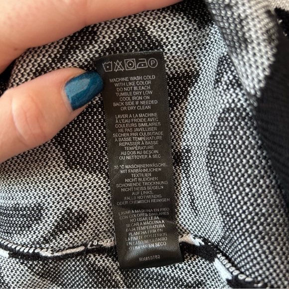 Adrianna Papell Black and White Abstract Heart Sweater - Picture 5 of 8